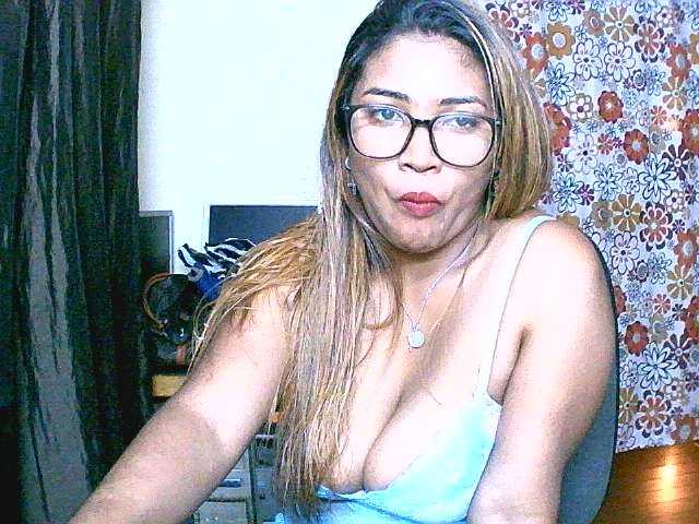 Fotos butterfly007 hello guys ,lets play too hot,any flash 20tkn,twerk panty off 35tkn,naked 50tkn .squirt 100tkn,come to privat show for funny
